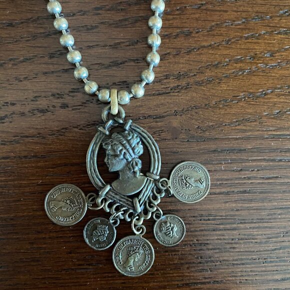 Vintage Cameo Pendant on a Metal Chain - Picture 2 of 2